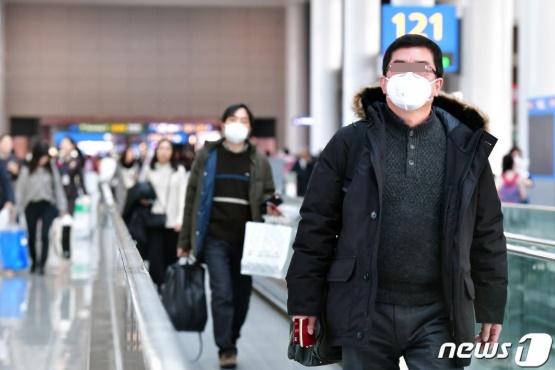 신종 코로나바이러스 감염증이 빠르게 확산 중인 가운데 지난달 23일 인천공항에서 탑승객들이 마스크를 쓴 채 걷고 있다. /사진=뉴스1