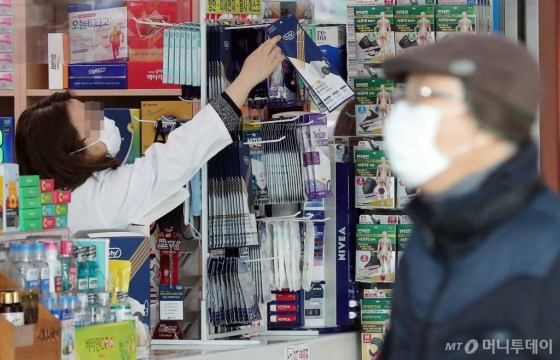 신종 코로나바이러스 감영증(우한 폐렴) 확산 우려가 이어지는 가운데 5일 오전 서울 시내의 한 약국에서 마스크가 판매되고 있다. / 사진=김창현 기자 chmt@