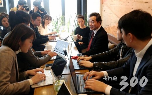  제21대 총선에서 종로에 출마하는 더불어민주당 소속 이낙연 전 국무총리가 9일 오후 서울 종로구 사직동의 한 카페에서 취재진과의 간담회를 갖고 있다.