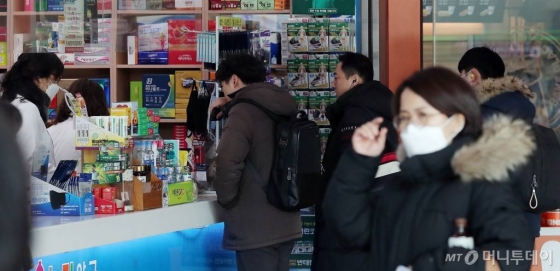 신종 코로나바이러스 감영증(우한 폐렴) 확산 우려가 이어지는 가운데 약국에서 시민들이 마스크를 구매하고 있다. / 사진=김창현 기자 chmt@