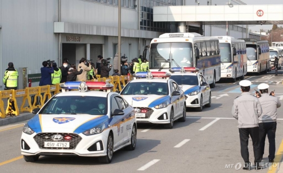 중국 우한에서 온 교민들을 태운 경찰 버스가 1월 31일 김포공항에서 충남 아산 수용시설로 이동하고 있다. /사진=이기범 기자 leekb@