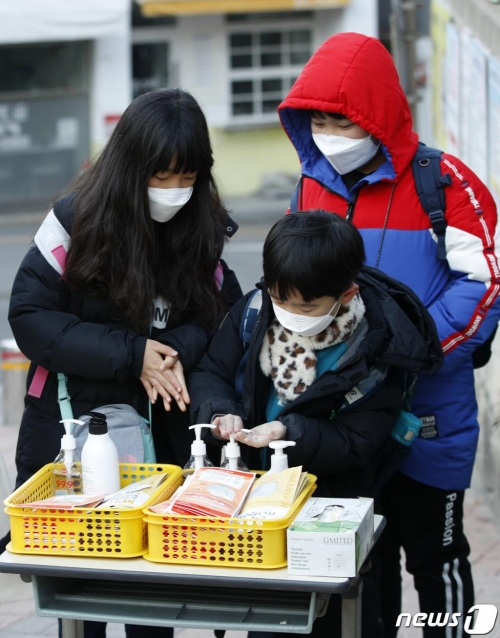 6일 오전 서울 관악구 남부초등학교에서 등교하던 어린이들이 신종 코로나 바이러스 감염증 예방 차원으로 손소독제를 바르고 있다./사진=뉴스1