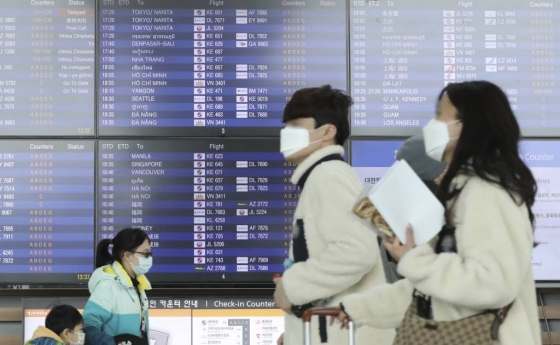 신종 코로나바이러스 감염증(우한 폐렴)의 확산이 이어지는 가운데 지난 2일 인천국제공항 제2여객터미널에서 이용객들이 마스크를 쓰고 있다. /사진=뉴시스