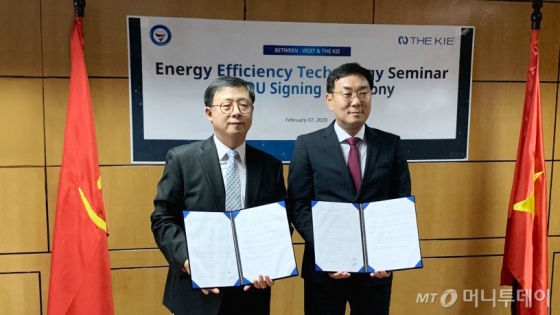 베트남 지티윌(GT WILL)과 '통합에너지 관리시스템' 구축 계약을 체결한 조정훈 KBeT 원장(오른쪽).