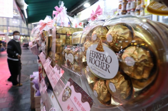 발렌타인데이가 이틀 남은 12일 오후 서울 중구 명동의 한 편의점에 초콜릿 상품이 진열되어 있다./사진=뉴시스