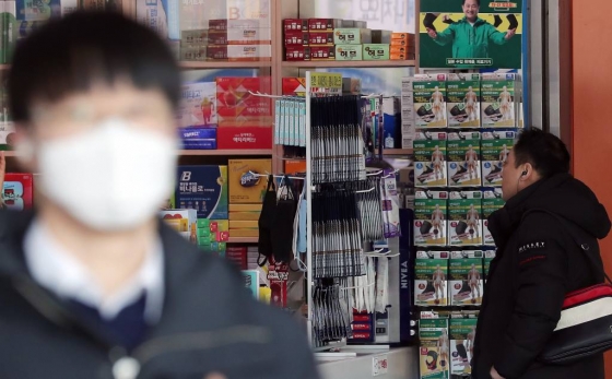 신종 코로나바이러스 감영증(우한 폐렴) 확산 우려가 이어지는 가운데 5일 오전 서울 시내의 한 약국에서 한 사민이 마스크를 살펴보고 있다. / 사진=김창현 기자 chmt@