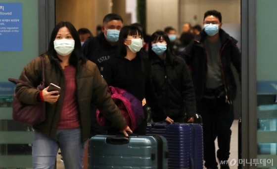 1월 27일 오후 인천국제공항 제1터미널에서 마스크를 쓴 관광객 및 이용객들이 입국하고 있다. /사진=김휘선 기자 hwijpg@