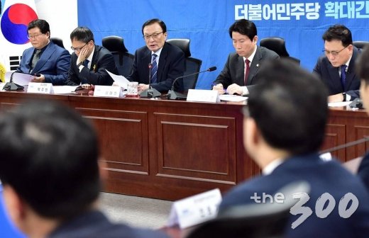 더불어민주당 이해찬 대표가 14일 오전 서울 여의도 국회 의원회관에서 열린 당 확대간부회의에서 발언하고 있다.