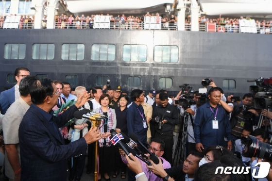 [사진] 크루즈선 승객들 환영연설하는 훈센 캄보디아 총리