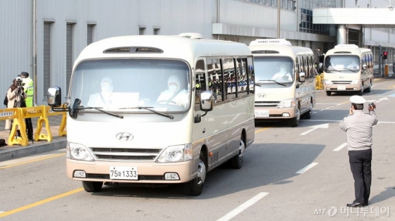 중국 우한에서 온 교민들을 태운 경찰 버스가 31일 김포공항에서 충남 아산 수용시설로 이동하고 있다./사진=이기범 기자