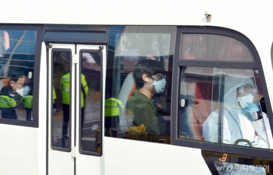 중국 우한 거주 한국 교민 수송에 투입된 전세기가 도착한 1월 31일 서울 강서구 김포국제공항에서 버스에 탑승한 교민들이 격리 시설로 이동되고 있다. /사진=이기범 기자 leekb@