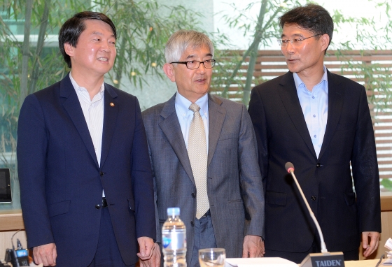 2013년 5월 22일 당시 안철수 무소속 의원(사진 제일 왼쪽)이 서울 마포구 서교동 창비 서교빌딩에서 싱크탱크 성격의 정책네트워크 '내일' 창립 계획을 발표하고 있다. 이 자리에는 '내일'의 이사장을 맡은 최장집 명예교수(왼쪽 두번째)와 소장을 맡은 장하성 전 청와대 정책실장(왼쪽 세번째)이 참석했다.
