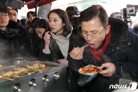 황교안 자유한국당 대표가 지난 9일 오후 서울 종로구의 한 분식집을 찾아 떡볶이를 먹고 있다. /사진=뉴스1.