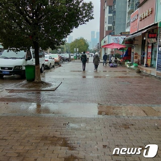 지난 26일 시민들이 신종 코로나바이러스로 봉쇄된 우한시 거리를 걷고 있다. © 로이터=뉴스1 © News1 정윤미 기자