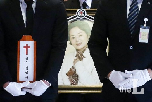 배우 故 김영애 발인이 서울 서대문구 연세 세브란스병원 장례식장에서 엄수되고 있다.
