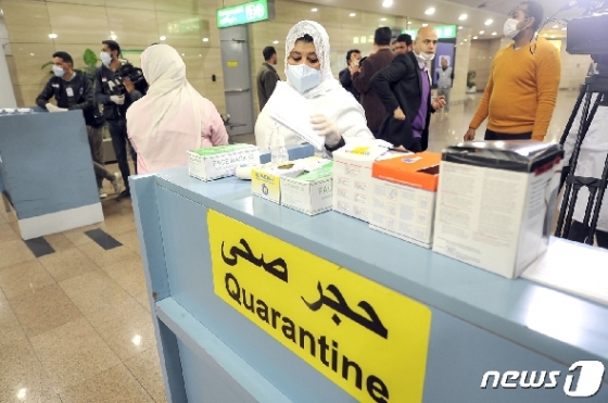 이집트 카이로 국제공항에서 보건당국 직원들이 여행객들에 대해 검역을 시행하고 있다. © AFP=뉴스1