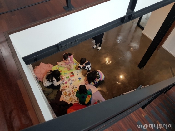 지난 13일 오후 서울 중구 회현동 '회현사랑채'에 모여 놀고 있는 아이들의 모습/사진=조한송 기자