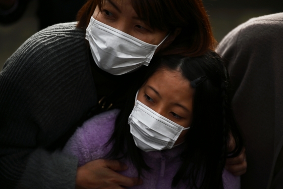 일본 도쿄에서 한 모녀가 마스크를 쓰고 있다. /사진=AFP