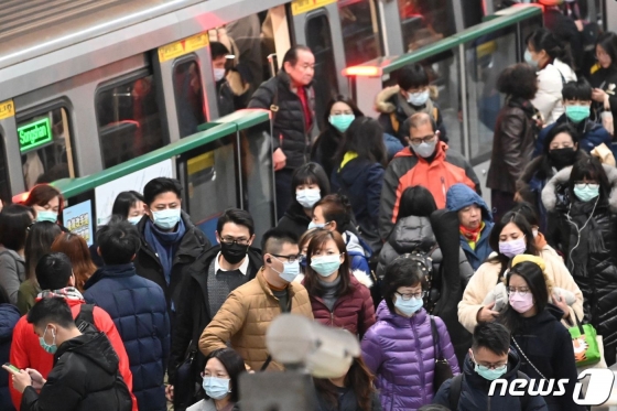 지난 1월 30일(현지시간) 춘제 연휴를 마치고 타이페이로 돌아온 대만인들이 신종 코로나 바이러스 감염을 막기 위해 마스크를 쓰고 지하철을 내리고 있다./사진제공=뉴스1