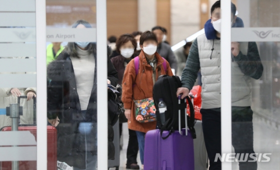 지난 16일 나고야발 비행기 등으로 도착한 승객들이 인천공항을 통해 입국하는 모습./사진=뉴시스