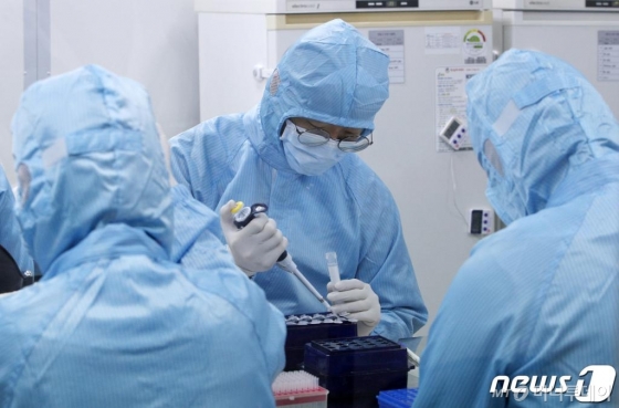 서울 금천구 코젠바이오텍에서 직원들이 신종 코로나 바이러스 감염증 진단시약을 제조하고 있다. /사진=뉴스1