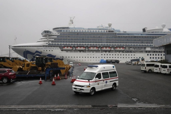 다이아몬드 프린세스 유람선이 정박한 도쿄 인근 요코하마항구에서 구급차가 떠나고 있다. / 사진=뉴시스