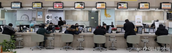 서울 여의도동 한 은행 영업점에서 고객들이 대출 상담을 하는 모습./사진=김창현 기자
