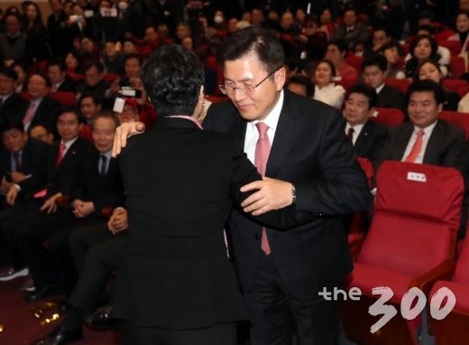  황교안 미래통합당 대표와 이언주 전 전진당 대표가 17일 오후 서울 여의도 국회 의원회관에서 열린 미래통합당 출범식에서 포옹을 하고 있다.