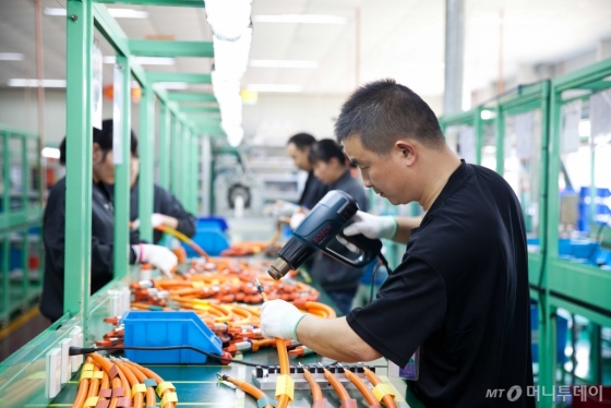 LS EV 코리아 중국 사업장에서 직원들이 전기차용 하네스를 생산하고 있다./사진제공=LS전선