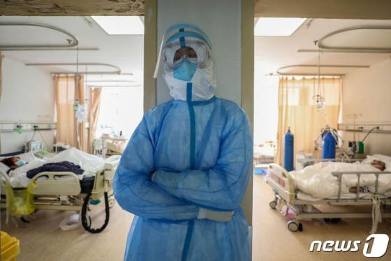 16일 (현지시간) 코로나 19 발원지인 후베이성 우한의 적십자 병원 격리병동에서 지친 의료진이 선 채로 쉬고 있다.  / 사진=뉴스1(AFP)