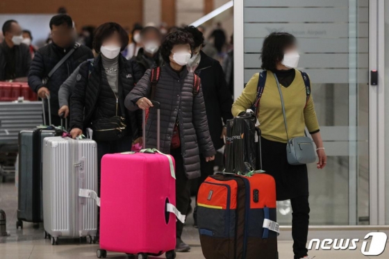 16일 오후 일본인 여행객들이 인천국제공항 제2터미널을 통해 입국하고 있다. 일본에서 감염 경로를 확인 할 수 없는 신종 코로나바이러스 감염증(코로나19·COVID-19) 환자가 속출하고 있어 우리 정부의 대응에 귀추가 주목되고 있다/사진=뉴스1