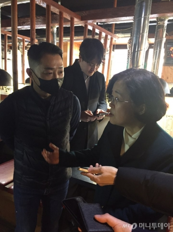 조성욱 공정거래위원장(오른쪽)이 마포갈매기 가맹본부 '디딤' 관계자와 대화를 하고 있다./사진=유선일 기자