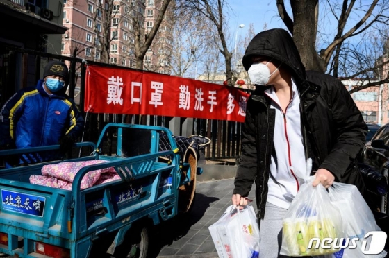 중국 베이징의 한 주택가에 신종 코로나바이러스 감염 예방을 위한 손세척 및 마스크 착용을 권장하는 현수막이 걸려있다. /사진=뉴스1