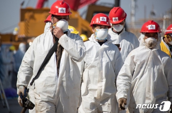 [사진] 우한 응급병원 건설현장의 마스크 쓴 근로자들
