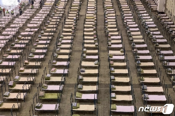 지난 4일 신종 코로나바이러스 감염증(코로나19) 발원지인 중국 우한에서 전시장을 거대한 병원으로 개조해 환자를 받기 위한 병상이 설치되어 있다. © AFP=뉴스1 © News1 우동명 기자