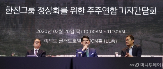 [사진]기자간담회 하는 강성부 대표-김신배 전 SK 부회장