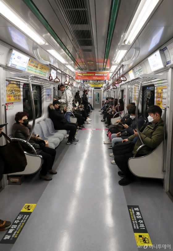 [사진]'코로나19 확진자 급증' 한산한 대구 지하철