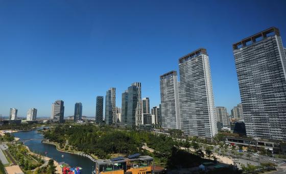 인천 송도 센트럴파크와 빌딩숲 위로 청명한 파란하늘이 펼쳐져 있다. /사진=뉴스1
