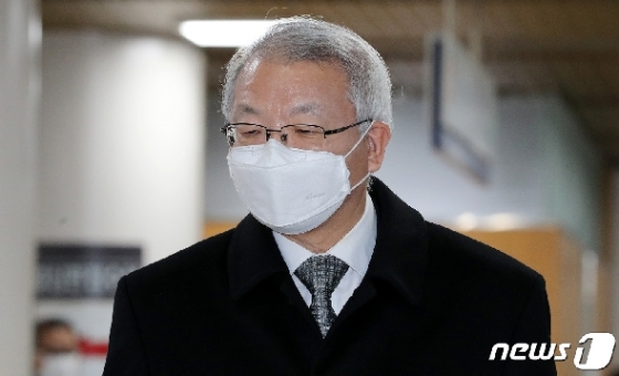 [사진] 마스크 쓰고 공판 출석하는 양승태 전 대법원장