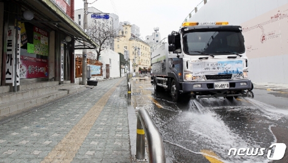 [사진] 코로나19 확산을 막기 위한 도로 물청소