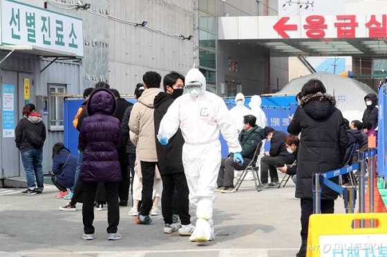 지난 21일 오후 대구의료원을 찾은 코로나19 의심 환자들이 검사를 위해 줄지어 기다리고 있다./사진=김휘선 기자 