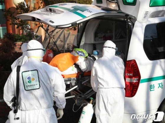지난 21일 오후 국내 첫 신종 코로나바이러스 감염증(코로나19) 두 번째 사망자가 발생한 경북 청도군 청도대남병원에서 입원 중인 환자가 다른 병원으로 이송되고 있다. /사진=뉴스1
