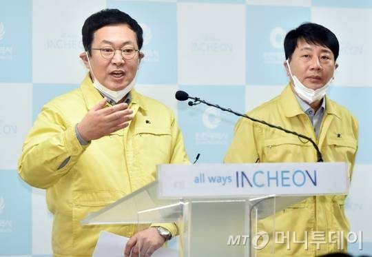 박남춘 인천시장(왼쪽)이 22일 시청 브리핑룸에서 코로나19 확진 관련 기자회견을 하고 있다./사진=인천시<br>