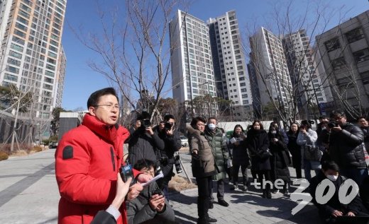 황교안 미래통합당 대표가 18일 오후 서울 종로구 교남동 상가밀집지역을 방문해 주민들과 만나기 전 총선 공약발표를 하고 있다.