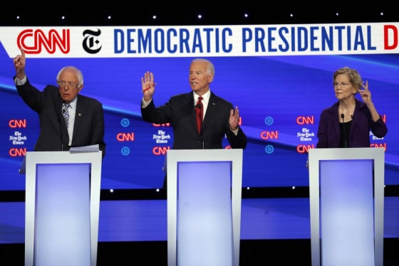 【워싱턴=AP/뉴시스】미국 민주당 주요 대선주자인 버니 샌더스(맨 왼쪽) 민주당 상원의원과 조 바이든 전 부통령(가운데), 엘리자베스 워런 상원의원 등의 후보토론 모습 2019.10.16.