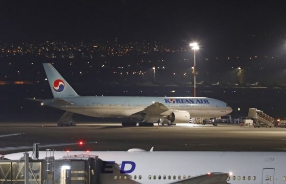 22일(현지시간) 이스라엘 텔아비브의 벤구리온 국제공항에 도착한 대한항공 여객기. /사진=AFP