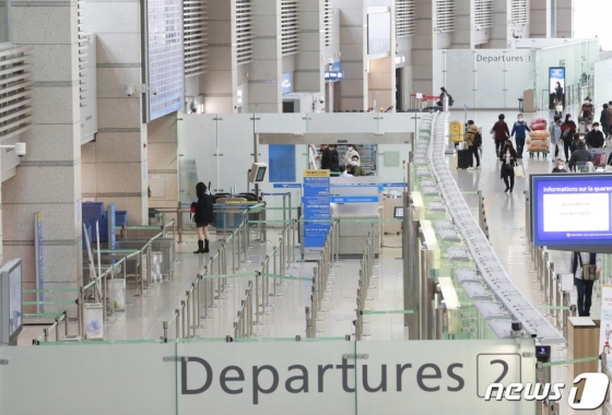 코로나19 확산으로 여행객이 급감하고 있는 가운데 지난 21일 인천국제공항 제1여객터미널 3층 출국장이 한산하다. /사진=뉴스1
