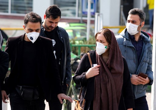 마스크를 쓰고 있는 이란 국민들/사진=AFP