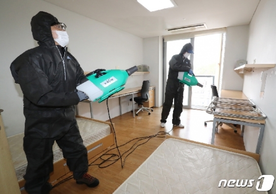 대전의 한 대학에서 관계자들이 개강을 앞두고 신종 코로나바이러스 감염증(코로나19)을 대비하기 위해 생활관 시설을 방역하고 있는 모습. /뉴스1 © News1 김기태 기자