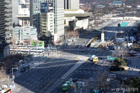  신종 코로나바이러스 감염증(코로나19) 확진자가 급속도로 증가하는 가운데 23일 서울 도심이 한산한 모습을 보이고 있다. / 사진=홍봉진 기자 honggga@